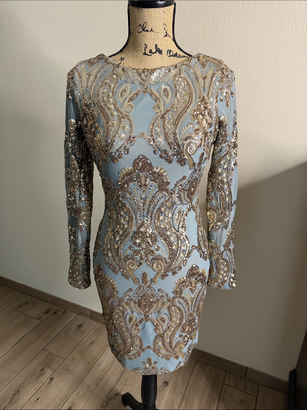 Elegant Light Grey and Gold Sequin Dress ⭐️